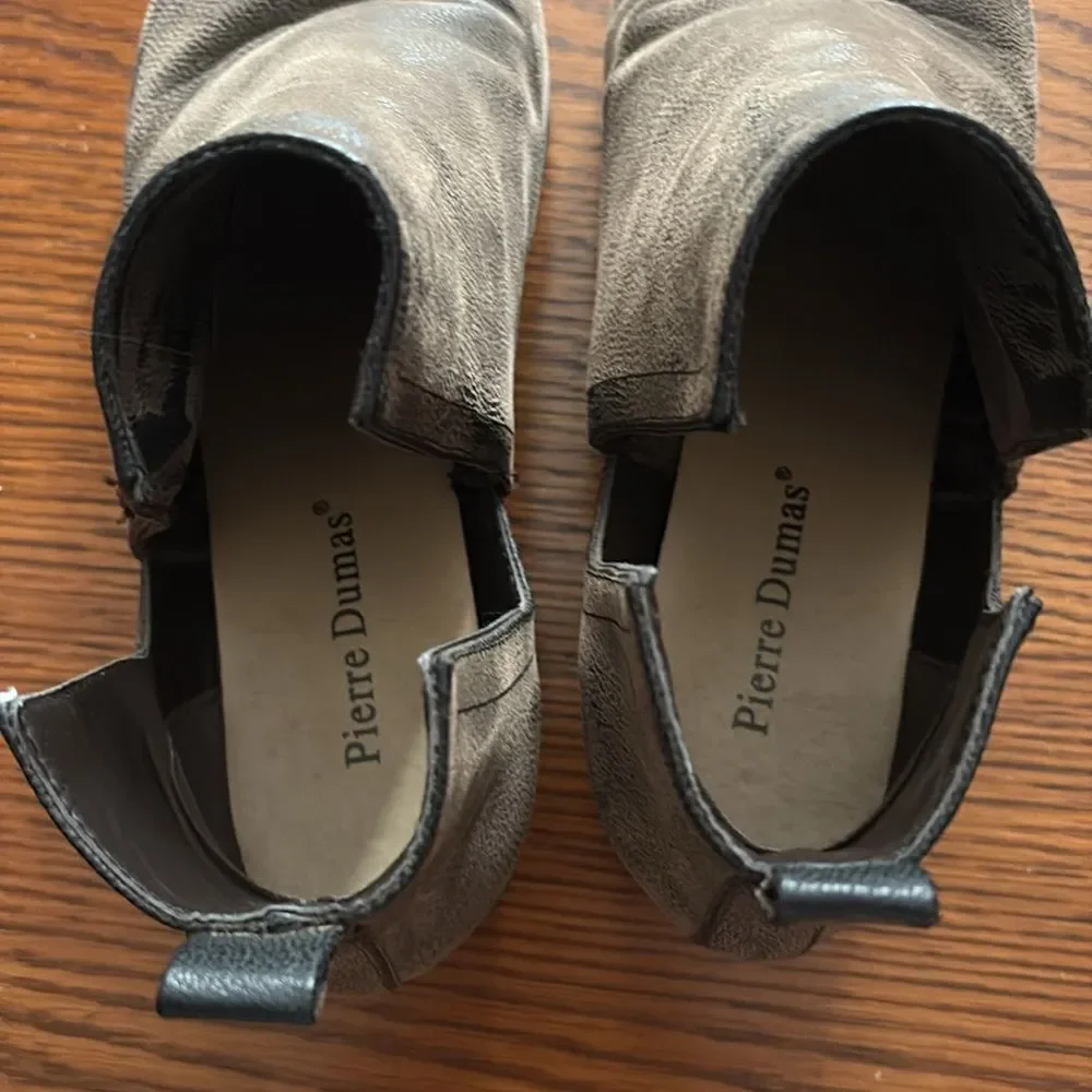 Pierre Dumas size 9 boot, a light and dark brown color, depending on light